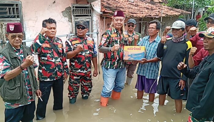 Ormas Laskar Merah Putih Salurkan Bantuan Logistik untuk Korban Banjir di Pesantren Ulujami Pemalang