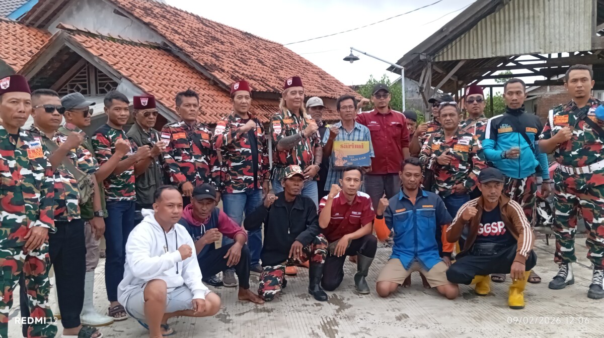 Ormas Laskar Merah Putih Salurkan Bantuan Logistik untuk Korban Banjir di Pesantren Ulujami Pemalang