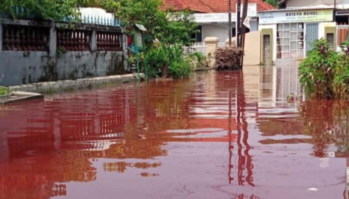 Geger, Air Banjir Berwarna Merah Rendam Pemukiman di Pemalang