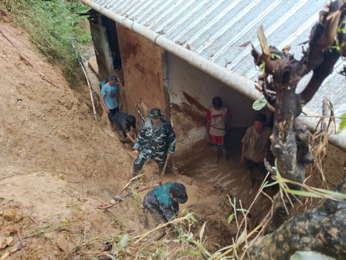 Waspada Hujan Deras, Babinsa Watukumpul Pimpin Gotong Royong Bersihkan Sisa Longsor di Desa Jojogan