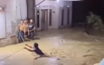 Banjir Arus Deras Terjang Desa Lobongkok, Warga Berjuang Selamatkan Diri