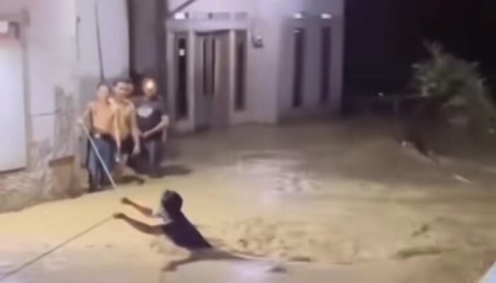 Banjir Arus Deras Terjang Desa Lobongkok, Warga Berjuang Selamatkan Diri