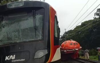Mencekam! Detik-Detik Commuter Line Basoetta Hantam Truk di Tangerang, Gerbong Terlempar dari Rel