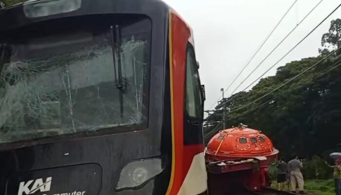 Mencekam! Detik-Detik Commuter Line Basoetta Hantam Truk di Tangerang, Gerbong Terlempar dari Rel