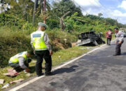 Kondisi mobil Daihatsu Grand Max ringsek parah usai tabrakan maut dengan truk di Desa Berang, Bangka Barat.