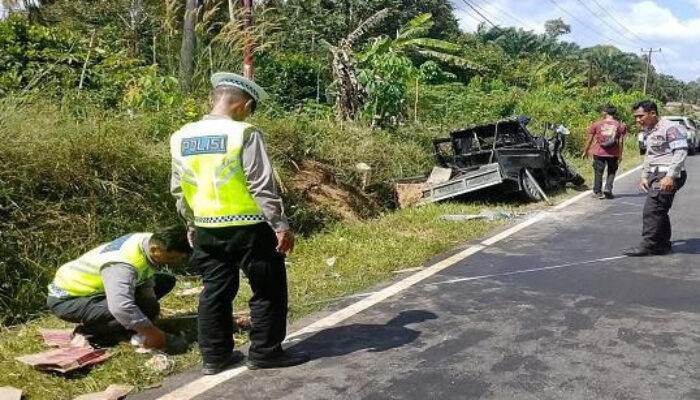 Grand Max Hantam Truk di Tikungan Desa Berang, Satu Orang Meninggal Dunia