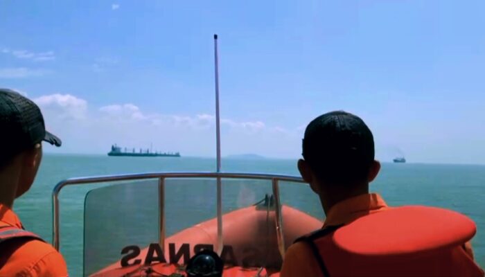 Jenazah Tanpa Identitas Ditemukan di Perairan Laut Cilacap Tim SAR Lakukan Evakuasi