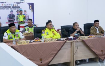 Dandim 0711/Pemalang Letkol Inf Muhammad Arif bersama Bupati Anom Widiyantoro saat monitoring pos pengamanan Lebaran
