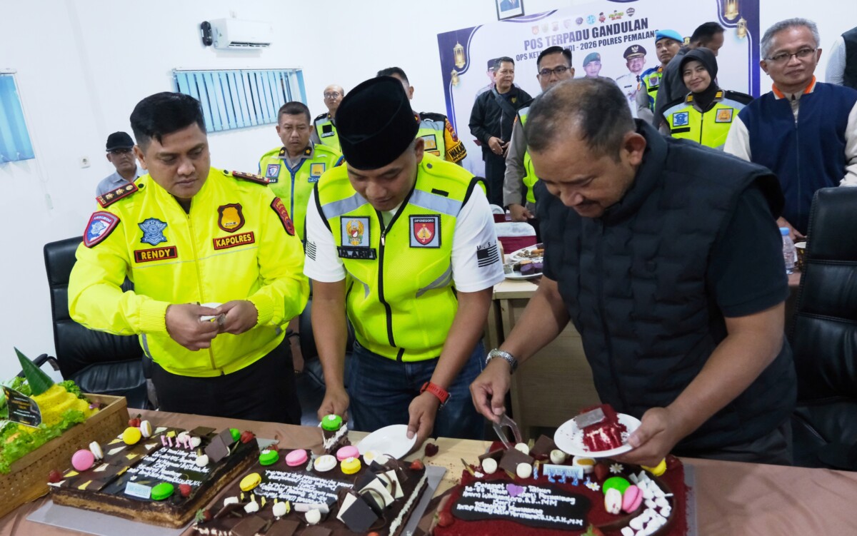 Bupati Pemalang Anom Widiyantoro dan Dandim 0711/Pemalang Muhammad Arif di Pos Terpadu Gandulan.