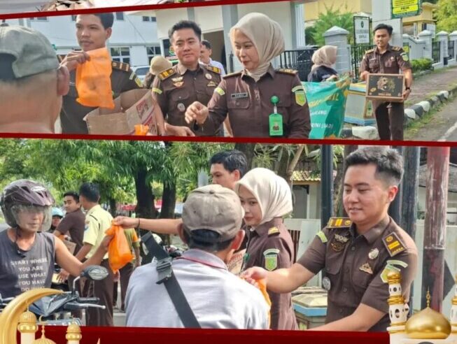 Wujud Kepedulian di Bulan Suci, Kejari Pemalang Bagikan Takjil Gratis kepada Masyarakat