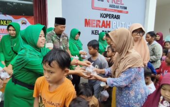 Sinergi TNI-Persit: 300 Paket Takjil Manis Menyapa Warga Paduraksa