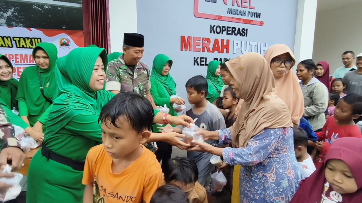 Sinergi TNI-Persit: 300 Paket Takjil Manis Menyapa Warga Paduraksa