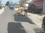 Petugas UPJI Wilayah III DPUPR Pemalang sedang melakukan patching atau penambalan lubang di ruas jalan Karangsari-Pulosari sepanjang 4,8 km menggunakan aspal panas