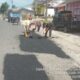 Petugas UPJI Wilayah III DPUPR Pemalang sedang melakukan patching atau penambalan lubang di ruas jalan Karangsari-Pulosari sepanjang 4,8 km menggunakan aspal panas