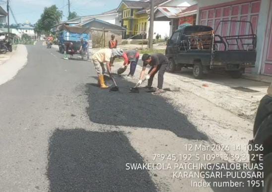 Petugas UPJI Wilayah III DPUPR Pemalang sedang melakukan patching atau penambalan lubang di ruas jalan Karangsari-Pulosari sepanjang 4,8 km menggunakan aspal panas