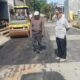 Petugas DPUPR Pemalang melakukan patching jalan menggunakan alat berat road roller di ruas Belik-Watukumpul