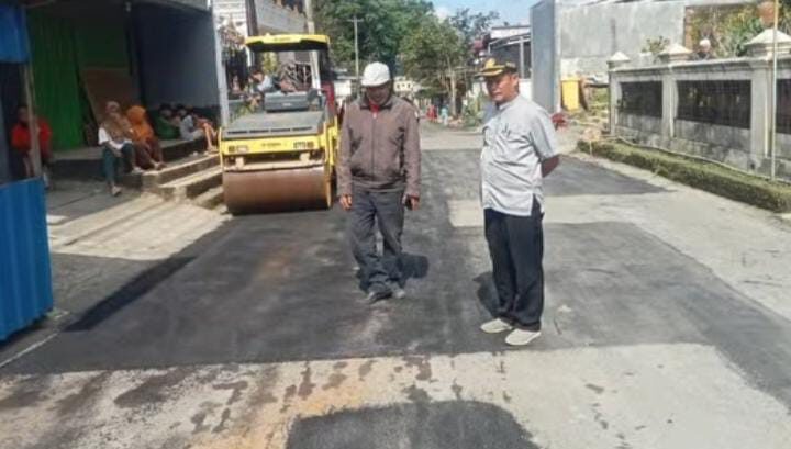 Petugas DPUPR Pemalang melakukan patching jalan menggunakan alat berat road roller di ruas Belik-Watukumpul