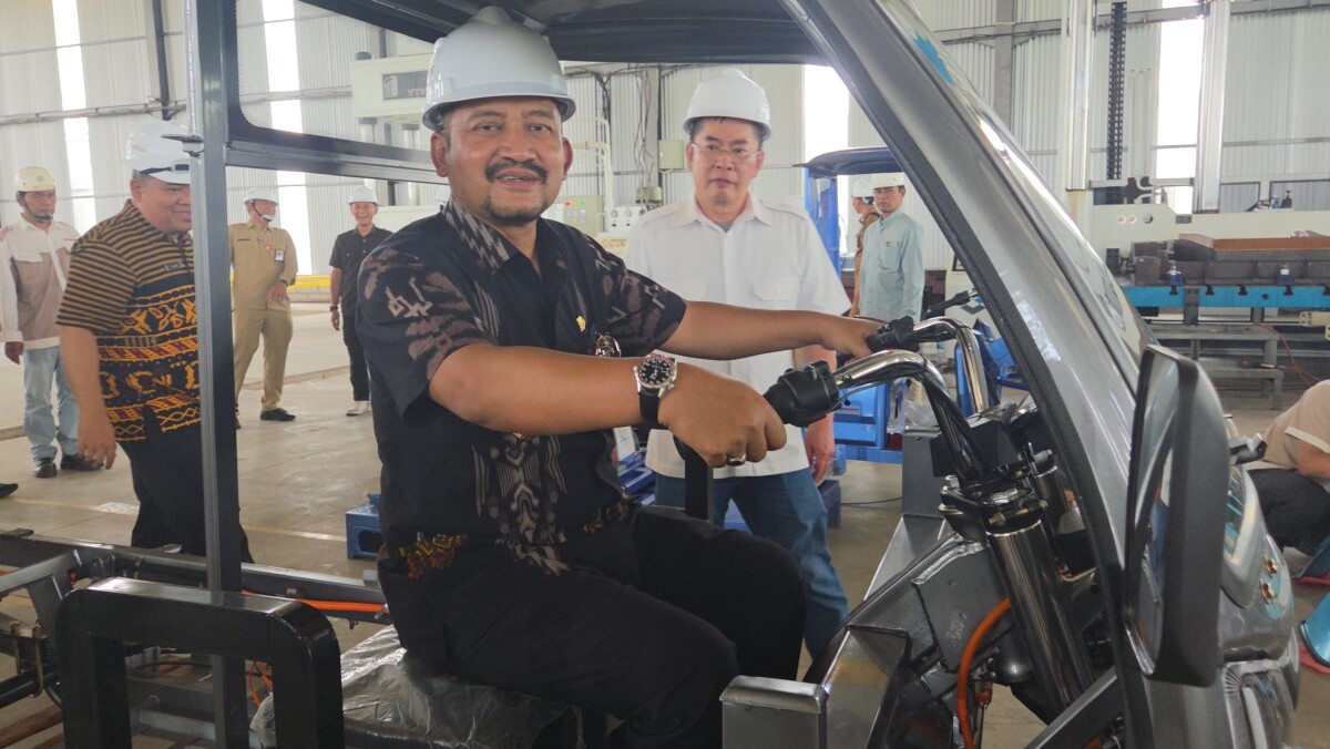 Bupati Pemalang Anom Widiyantoro saat meninjau proses produksi kendaraan taktis Maung di PT Baja Satya Pratama