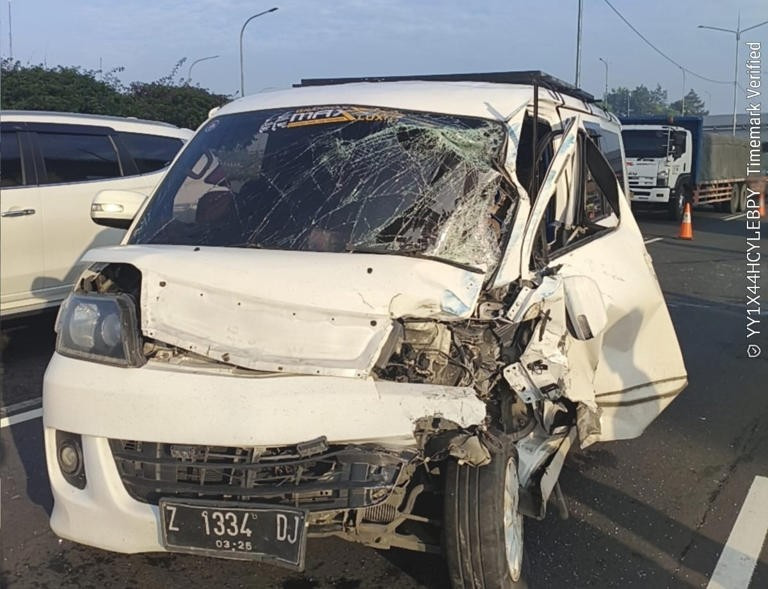 Lalai Berhenti Mendadak, Pikap Diseruduk Luxio di Tol Padaleunyi KM 132