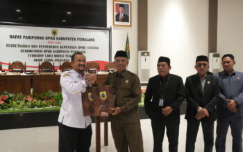 Bupati Pemalang memberikan sambutan dalam Rapat Paripurna DPRD terkait rekomendasi LKPJ Tahun Anggaran 2025.