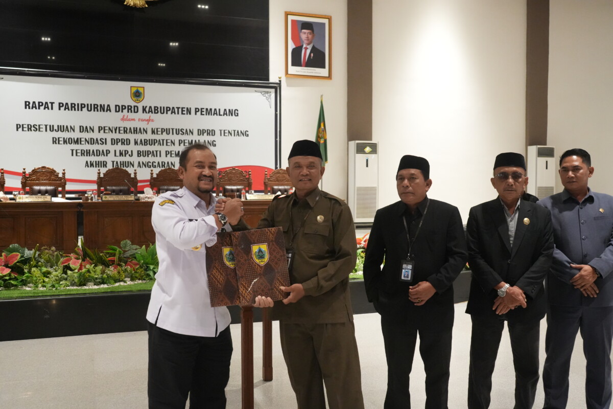 Bupati Pemalang memberikan sambutan dalam Rapat Paripurna DPRD terkait rekomendasi LKPJ Tahun Anggaran 2025.
