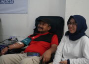 Bupati Pemalang Anom Widiyantoro melakukan donor darah dalam kegiatan Cek Kesehatan Gratis di Gedung PMI Pemalang 2026.