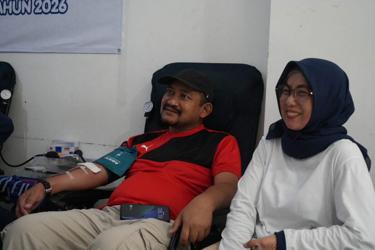 Bupati Pemalang Anom Widiyantoro melakukan donor darah dalam kegiatan Cek Kesehatan Gratis di Gedung PMI Pemalang 2026.