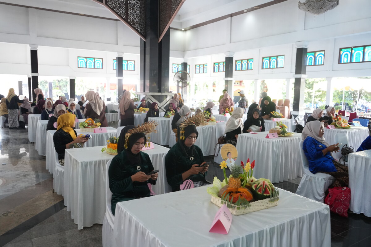 Ketua TP PKK Pemalang Noor Faizah Maenofie meninjau lomba B2SA di Pendopo Kabupaten