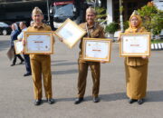 Bupati Pemalang Anom Widiyantoro menyerahkan piagam penghargaan PPID Pelaksana teraktif 2025 kepada perwakilan perangkat daerah saat apel pagi di Pendopo Pemalang.