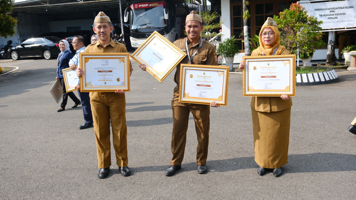 Bupati Pemalang Anom Widiyantoro menyerahkan piagam penghargaan PPID Pelaksana teraktif 2025 kepada perwakilan perangkat daerah saat apel pagi di Pendopo Pemalang.
