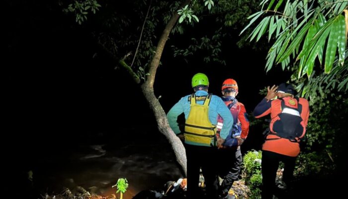 Dua Pengendara Motor Asal Cilacap Terjatuh di Sungai Pelus Banyumas Satu Selamat Satu dalam Pencarian