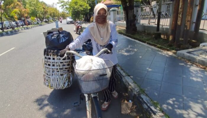Asa Dibalik Tumpukan Barang Bekas Kisah Pantang Menyerah Lansia Pemulung