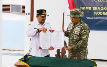 Penyerahan bantuan RTLH secara simbolis oleh Bupati Pemalang kepada warga Desa Klareyan