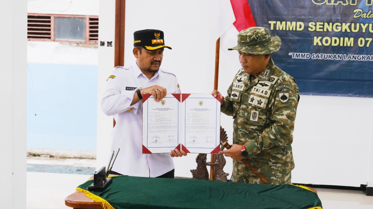 Penyerahan bantuan RTLH secara simbolis oleh Bupati Pemalang kepada warga Desa Klareyan