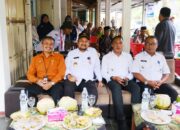 Bupati Pemalang Anom Widiyantoro membuka selubung papan nama Bank Sampah Dadi Resik Desa Kandang Comal saat Hari Bumi 2026.