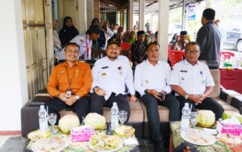 Bupati Pemalang Anom Widiyantoro membuka selubung papan nama Bank Sampah Dadi Resik Desa Kandang Comal saat Hari Bumi 2026.
