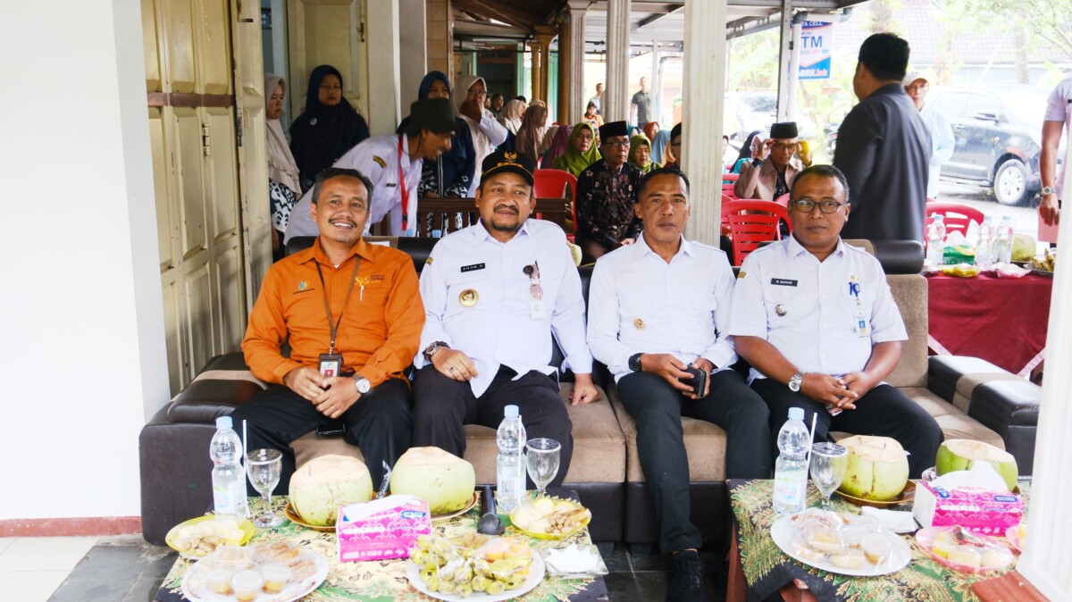 Bupati Pemalang Anom Widiyantoro membuka selubung papan nama Bank Sampah Dadi Resik Desa Kandang Comal saat Hari Bumi 2026.