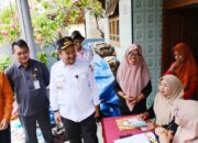 Ketua TP PKK Pemalang Noor Faizah Maenofie memimpin upacara Hari Kartini 2026 di Lapangan Tenis Indoor Pemalang