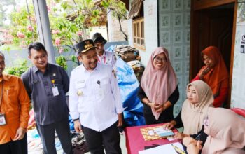 Ketua TP PKK Pemalang Noor Faizah Maenofie memimpin upacara Hari Kartini 2026 di Lapangan Tenis Indoor Pemalang