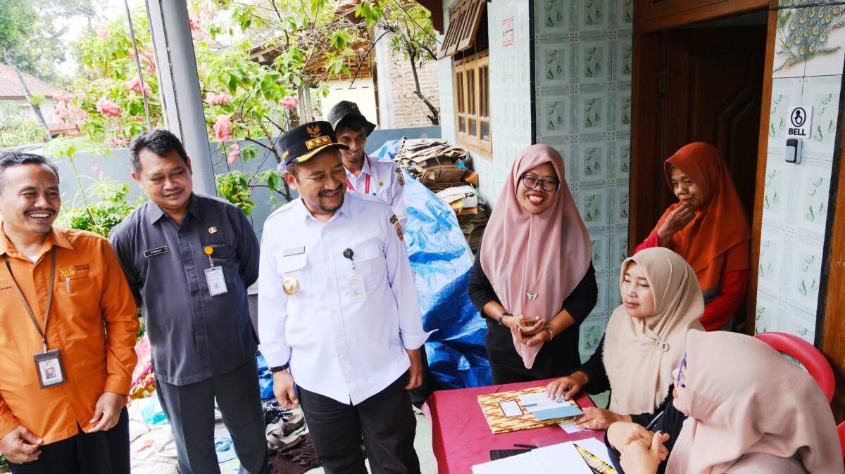 Ketua TP PKK Pemalang Noor Faizah Maenofie memimpin upacara Hari Kartini 2026 di Lapangan Tenis Indoor Pemalang