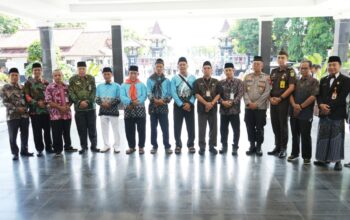 Pelepasan jemaah haji Kloter 9 Kabupaten Pemalang oleh Kepala BKPSDM di halaman Pendopo menggunakan bus menuju Donohudan.