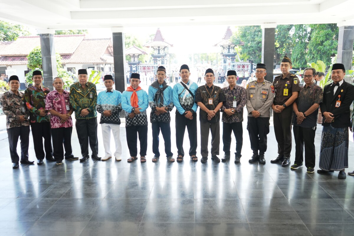 Pelepasan jemaah haji Kloter 9 Kabupaten Pemalang oleh Kepala BKPSDM di halaman Pendopo menggunakan bus menuju Donohudan.