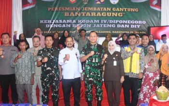 "Kajari Pemalang Ibu Rina Idawani bersama Pangdam IV/Diponegoro dan Bupati Pemalang dalam acara peresmian Jembatan Gantung Merah Putih Bantaragung."