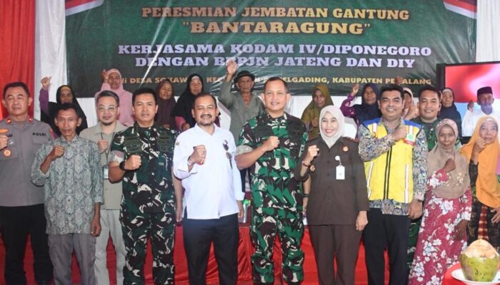 Kawal Pembangunan Infrastruktur Strategis, Kajari Pemalang Dampingi Pangdam IV/Diponegoro Resmikan Jembatan Merah Putih