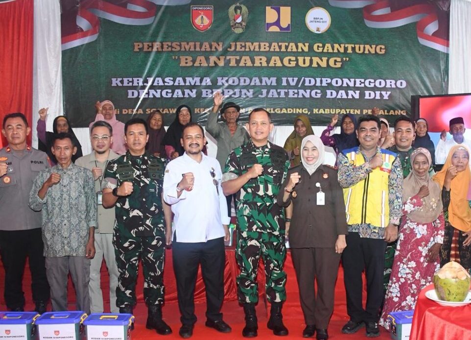 "Kajari Pemalang Ibu Rina Idawani bersama Pangdam IV/Diponegoro dan Bupati Pemalang dalam acara peresmian Jembatan Gantung Merah Putih Bantaragung."