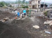 Pulihkan Akses Pasca-Banjir, TNI dan Warga Pulosari Kebut Jembatan Armco Sungai Penakir