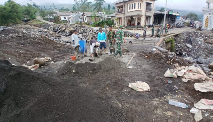 Pulihkan Akses Pasca-Banjir, TNI dan Warga Pulosari Kebut Jembatan Armco Sungai Penakir