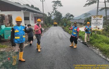 Pekerjaan pengaspalan di ruas jalan Belik-Watukumpul Pemalang