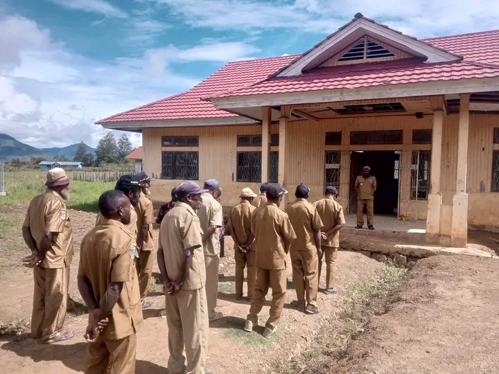 Kepala Distrik Kamuu Selatan Tegaskan Disiplin ASN dan Larangan Penambahan Honorer