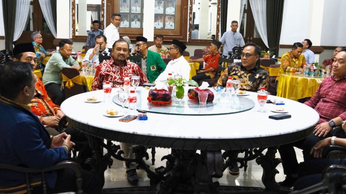 Bupati Pemalang Anom Widiyantoro memberikan sambutan dalam acara halalbihalal bersama jajaran OPD dan Partai Politik di Ruang Gadri